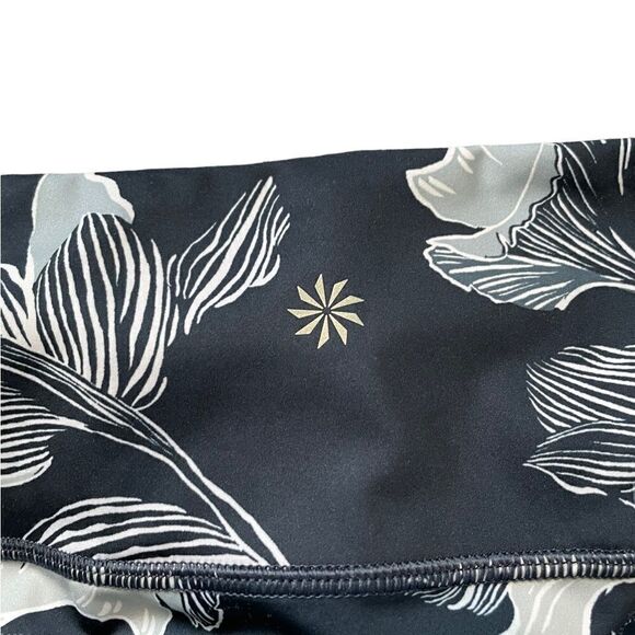 ATHLETA Navy Blue Floral Sonic Capri Size Medium Petite - Picture 6 of 9